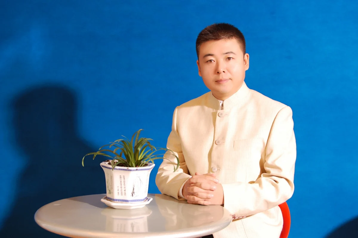 宋岩松身穿浅色中式服装的肖像